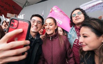 Claudia Sheinbaum con simpatizantes. | Especial