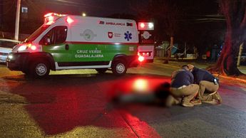 Paramédicos atendiendo al motociclista tras el accidente | Telediario