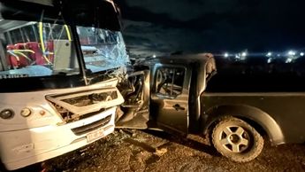 Choque frontal entre una camioneta y un autobús de pasajeros línea ATSA, deja un muerto | Redes Sociales