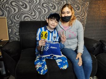 El menor en compañía de su madre. | Fabricio Gallegos