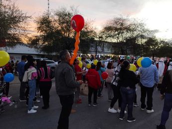 Personal de la empresa se reunió minutos antes de las 19:00 horas para conformar un contingente de personas.