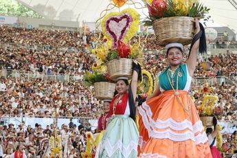 Con la participación de 15 delegaciones de las 8 Regiones de Oaxaca dio inicio la Guelaguetza, máxima fiesta oaxaqueña / Agencia Cuartoscuro