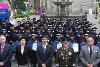 El presidente municipal Eduardo Rivera y la titular de la SSC Puebla, María del Consuelo Cruz Galindo frente a la generación graduada / Andrés Lobato