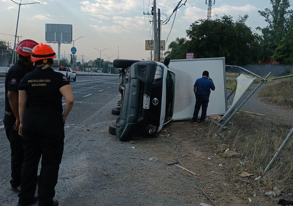 Ponchadura de llanta provoca accidente en la Carretera Nacional. | Cynthia Pardo