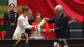 Ifigenia Martínez entrega Banda Presidencial