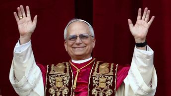 León XIV dedica pablaras en español durante su primer discurso en el Vaticano / Agencia AP