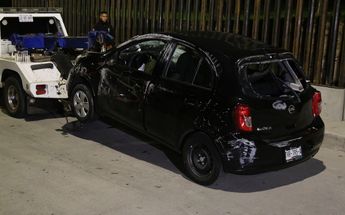 Auto se estrelló contra muro de contención / Enrique Luna