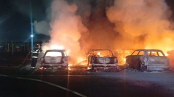 Las autoridades investigan la causa del incendio que consumió por completo los vehículos último modelo | Especial | Isabel Zamudio