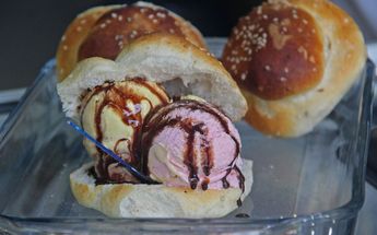 La combinación del pan de cemita con el helado han conquistado paladares en Puebla | Melanie Torres