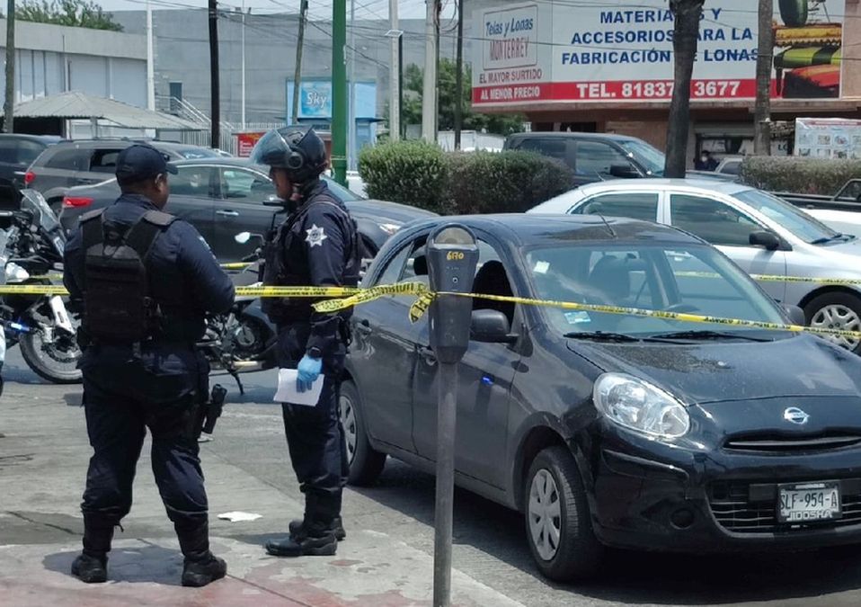 Detienen a dos jóvenes armados a bordo de auto robado en el Centro de Monterrey. | Agustín Martínez