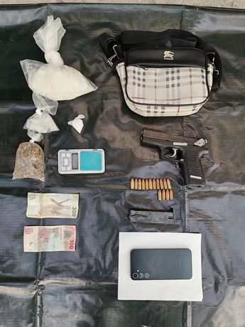 Al detenido le decomisaron un arma corta y dosis de droga. | Cortesía