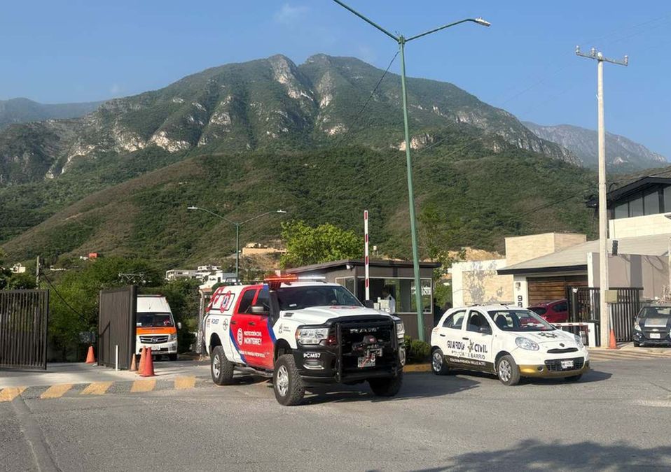 Paramédicos de la Cruz Roja Mexicana confirmaron el fallecimiento de dos hombres de 30 y 64 años en el incendio en Monterrey. | Pedro Delgado