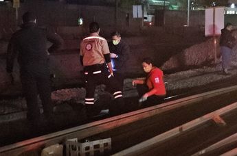 Paramédicos y elementos de seguridad auxiliando al hombre en las vías de tren | Telediario