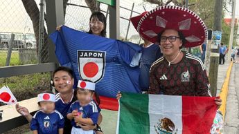 Aficionados mexicanos conviven con la gente de Japón. | Agustín Martínez