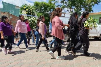 Las coronas de flores llegaron puntuales hasta San Mateo Tlaixapan, donde fue velado el joven de 16 años / Especial