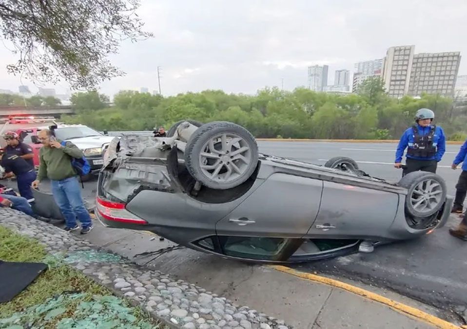 Volcadura en la avenida Morones Prieto deja 3 lesionados