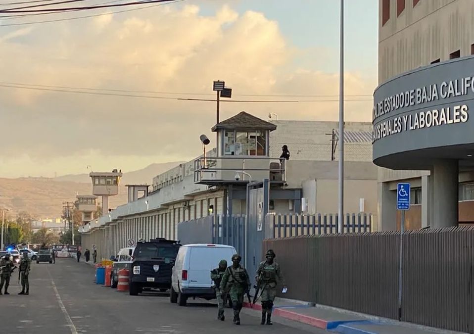 Reos se amotinan en Cereso de Tijuana; 2 custodios quedan heridos