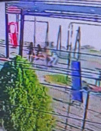 Dos hombres a bordo de una moto abordan a personas en un parque público para asaltarlas. | Cortesía