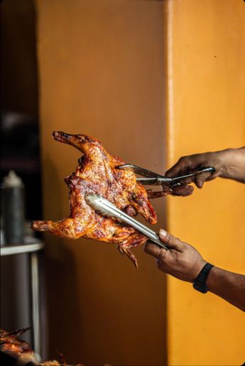 El pollo debe reposar varias horas en refrigeración antes de llegar a la parrilla.