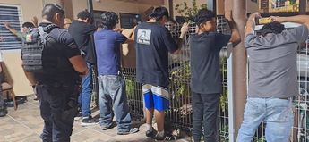 Los jóvenes fueron revisados por los oficiales de Puerto Vallarta. | Taro Vera vía Facebook.