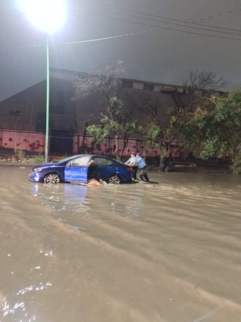 Oficiales de la Policía de Monterrey auxiliaron a una familia en medio de la inundación. | Cortesía