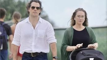 Henry y Natalie pasean junto a su primer bebé.| Especial