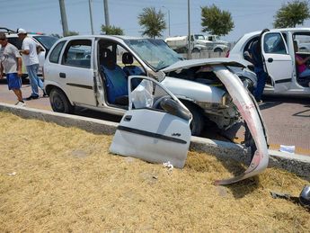 Una familia conformada por un matrimonio y sus dos hijas jóvenes se encontraban a bordo del auto compacto. | Agustín Martínez