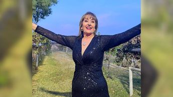 María Julia con vestido negro de noche