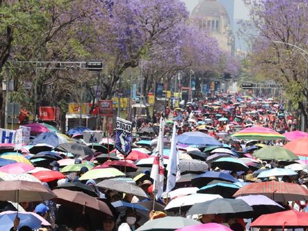 La policía de la Ciudad de México instaló vallas metálicas alrededor de Palacio Nacional previo a la marcha de la CNTE | Javier Ríos
