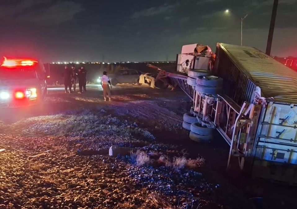 Un tráiler volcó tras ser embestido por un tren sobre la avenida Chocolate. | Leyda Estrada