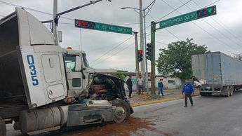 El incidente ocurrió en el cruce de avenida José Ángel Conchello y Constituyentes del 57 en la colonia Pablo A. de la Garza. | Fabricio Gallegos