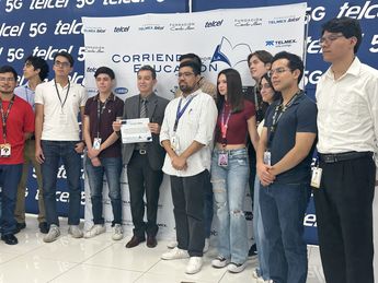 La Fundación Telmex Telcel donó becas, sillas de ruedas y dipositivos electrónicos. | Especial