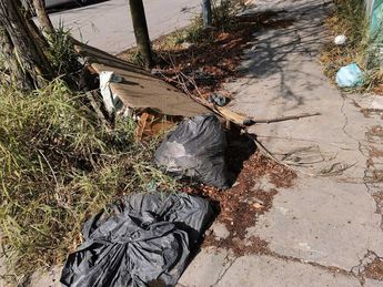 Por las calles del sector se pueden observar distintos desechos. | Alexandra Amao