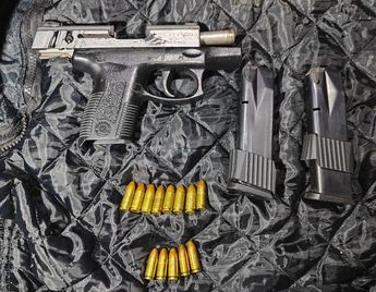 Arma y municiones decomisadas a los detenidos. | Cortesía