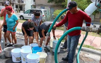 Agua y Drenaje apoya con pipas a 16 municipios de Nuevo León. | Especial