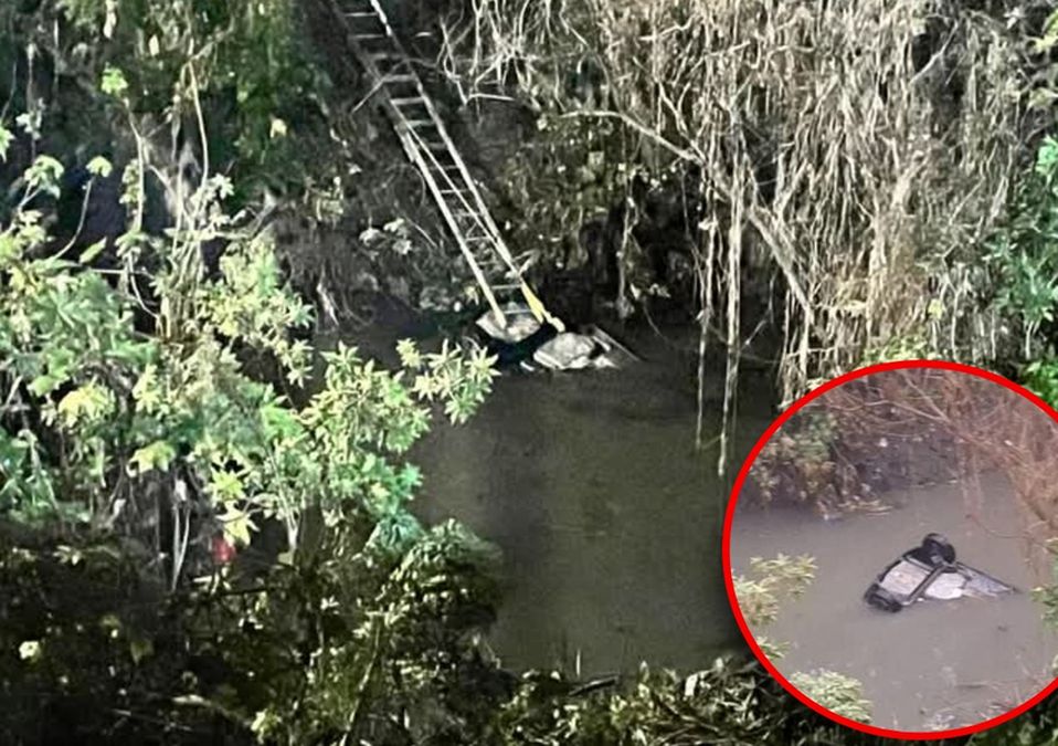 El auto cayó desde una altura de 10 metros y quedó volcado dentro del canal de aguas negras Emisor Poniente | Carlos Zaid