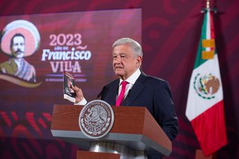 López Obrador con un folleto informativo de la campaña "Si te drogas te dañas" de la Secretaría de Educación Pública. | Cortesía