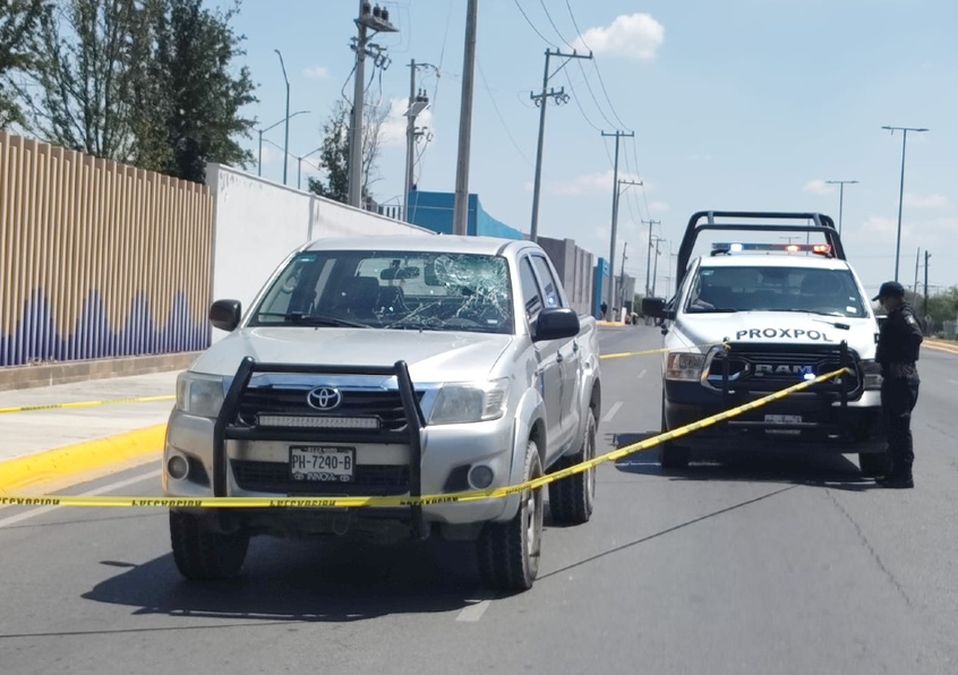 Detienen a hombre a bordo de camioneta robada tras persecución en Escobedo. | Agustín Martínez
