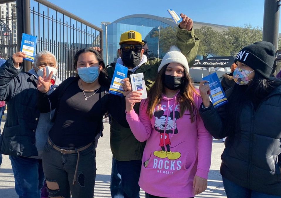 Después de 3 días haciendo fila en las instalación de La Arena Monterrey, fans consiguen boletos para Bad Bunny/ Ileana González