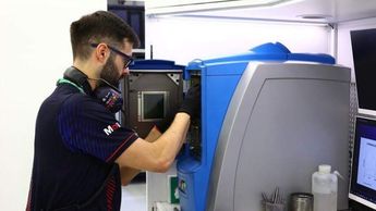 En el laboratorio, se analizan más de mil 100 muestras de lubricante y 400 de combustible por temporada / Cortesía: Mobil