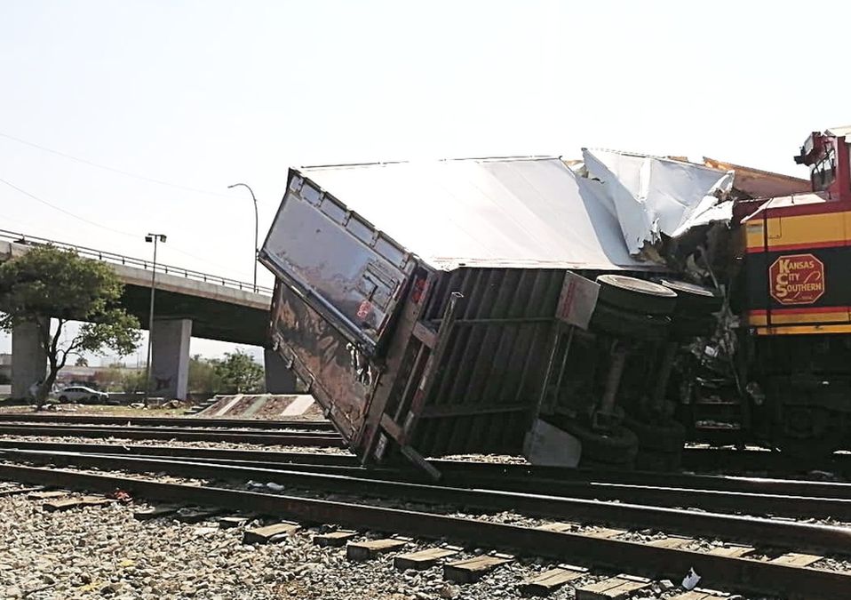 Monterrey: Tráiler se impacta contra tren tras querer ganarle el paso.