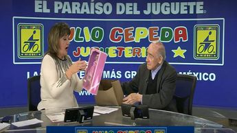 Don Julio Cepeda le regala una muñeca a la Lic. María Julia: "cuando era una niña nunca llegó"