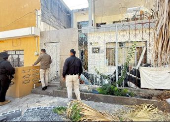 Movilización de agentes ministeriales en el domicilio donde se ubicó a la mujer reportada como desaparecida. | Cortesía