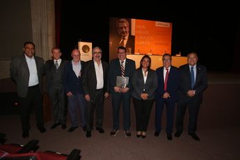 Entre los asistentes a la presentación estuvieron la ministra de la Suprema Corte, Margarita Ríos-Farjat y el rector de la UANL, Santos Guzmán. |