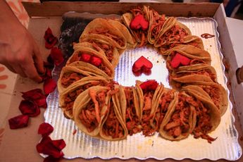 Corazón formado con tacos en Puebla | Andrés Lobato