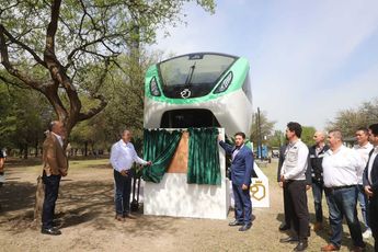 Samuel García y otras autoridades durante el evento para develar el vagón del Metrorrey. | Leonel Rocha
