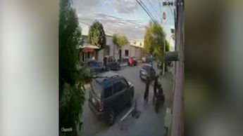 Jóvenes en moto vandalizan camioneta en San Pedro