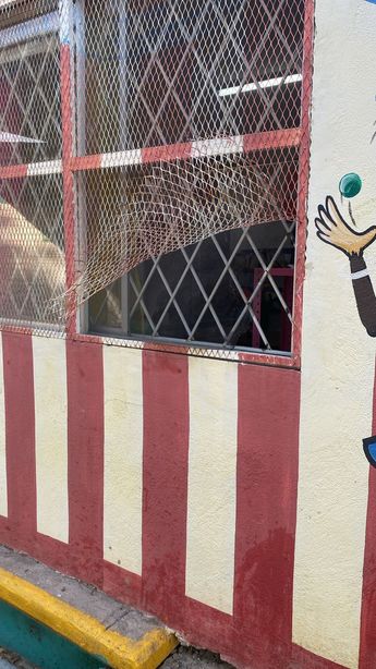 Los robos al jardín de niños ha dejado daños en protecciones y otras áreas del plantel educativo. | Cortesía