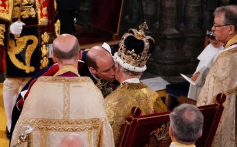 Príncipe William besando a su padre, el rey Carlos III / Especial