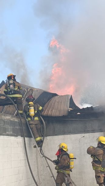 Al mediodía, los cuerpos de emergencia habían confinado el incendio, más no sofocado. | Cortesía